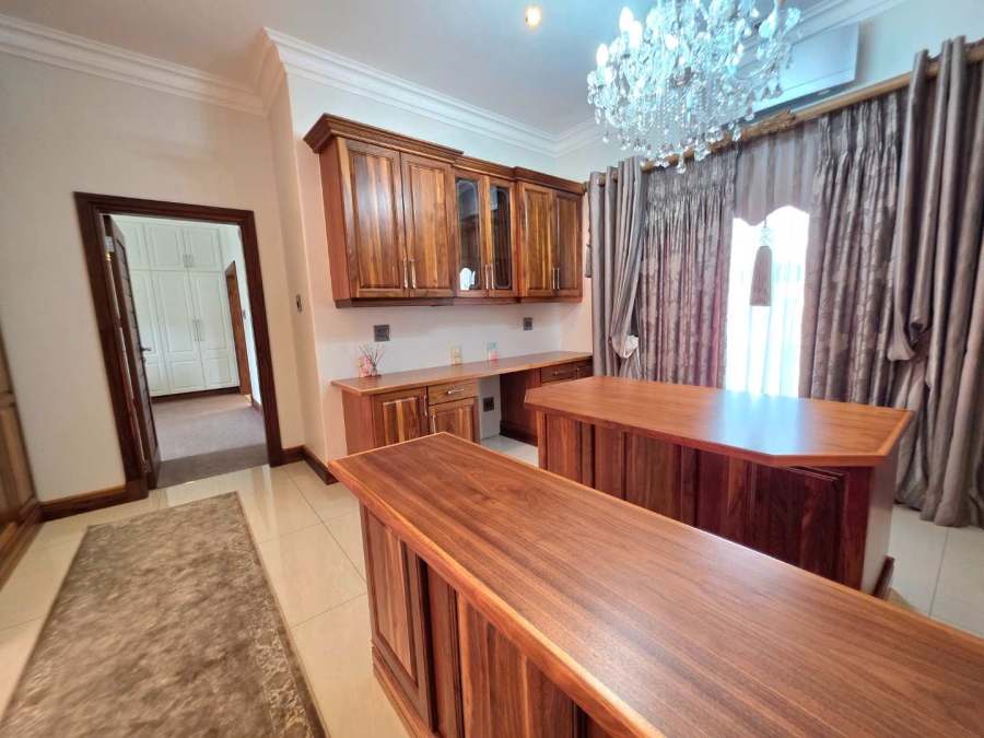 6 Bedroom Property for Sale in Kloof KwaZulu-Natal