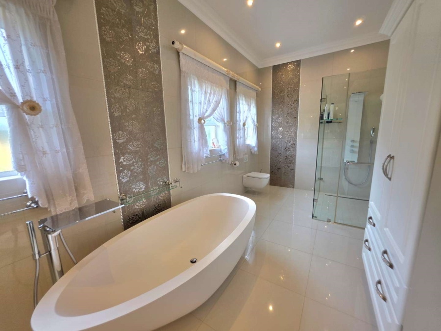 6 Bedroom Property for Sale in Kloof KwaZulu-Natal