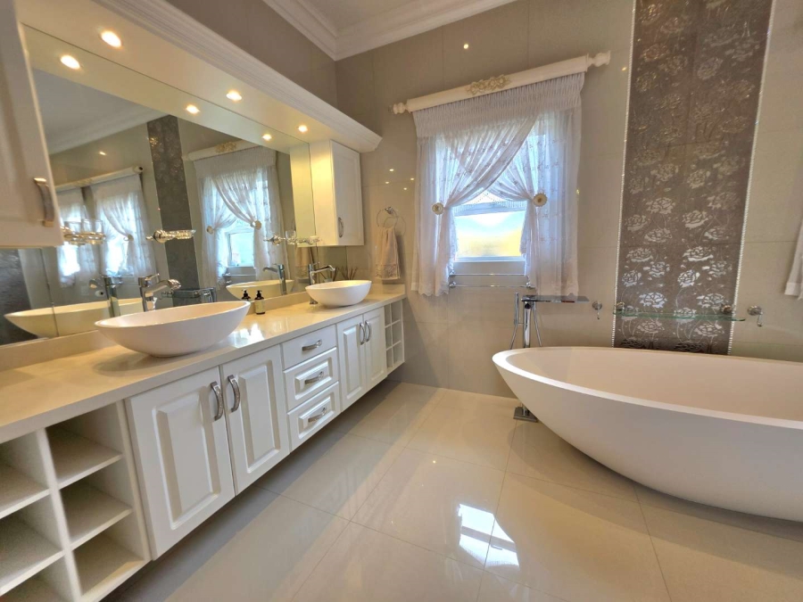 6 Bedroom Property for Sale in Kloof KwaZulu-Natal