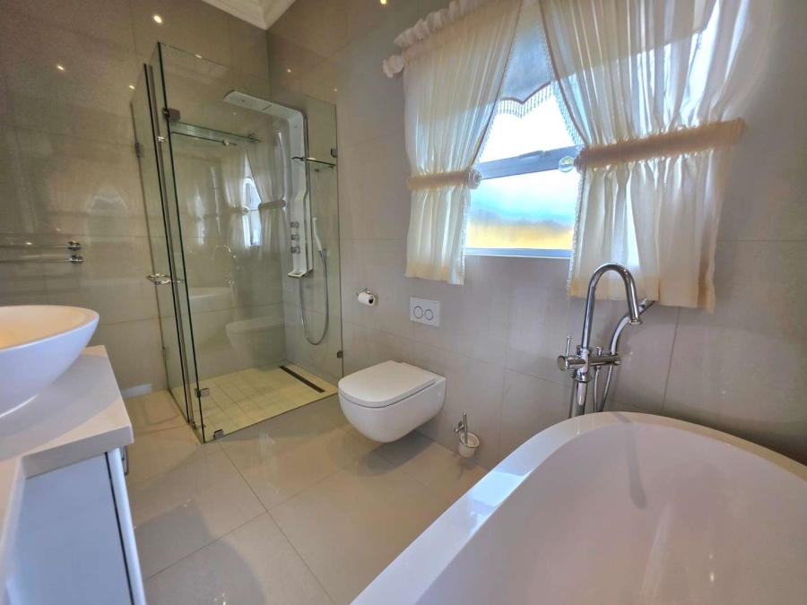 6 Bedroom Property for Sale in Kloof KwaZulu-Natal