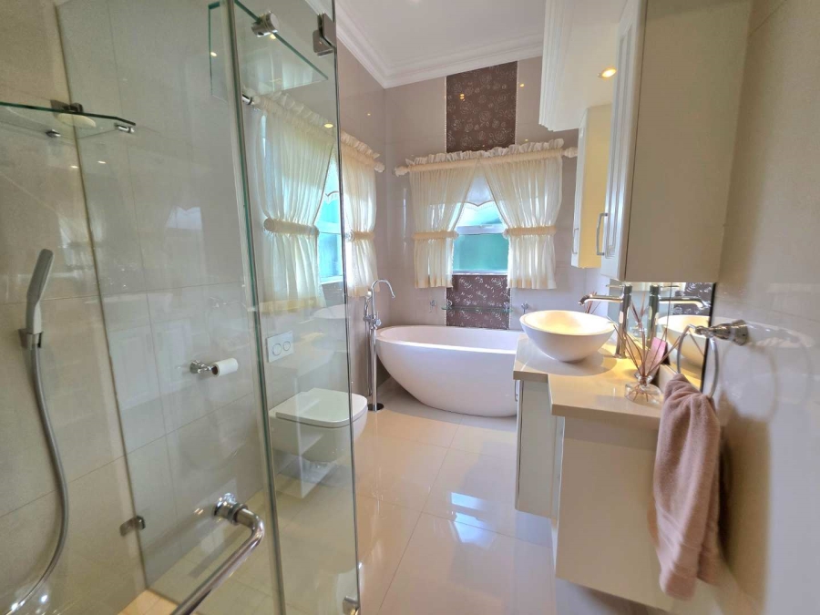 6 Bedroom Property for Sale in Kloof KwaZulu-Natal
