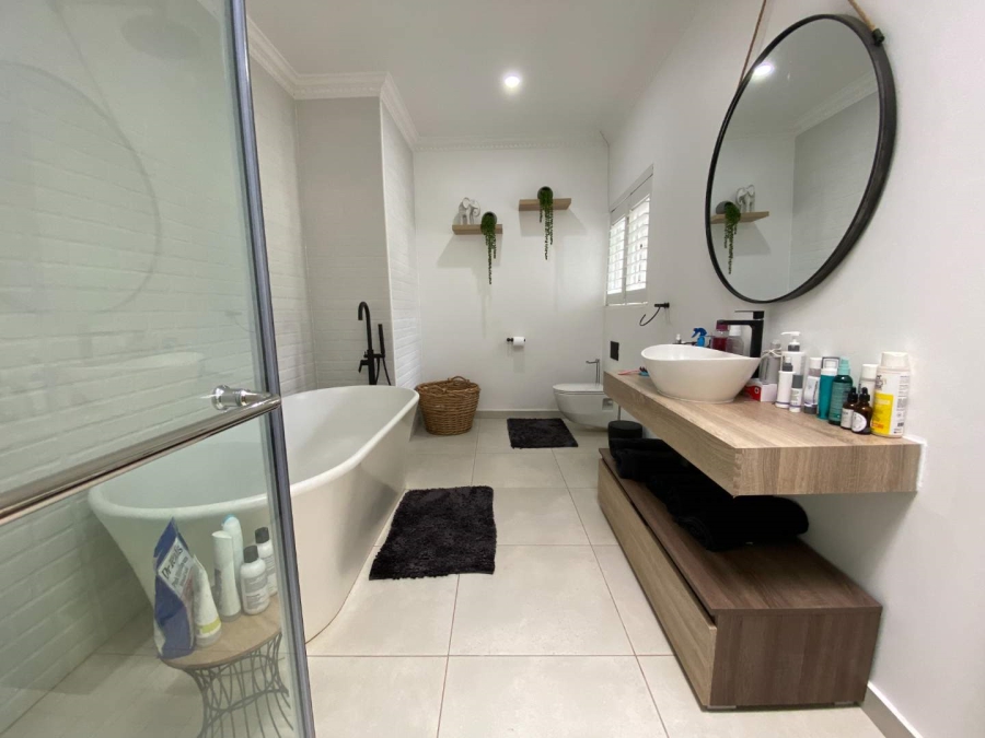 To Let 4 Bedroom Property for Rent in Kloof KwaZulu-Natal