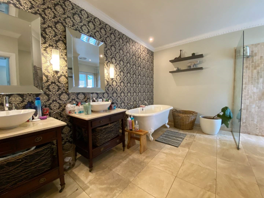 To Let 4 Bedroom Property for Rent in Kloof KwaZulu-Natal