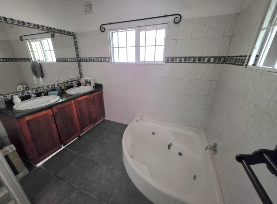 4 Bedroom Property for Sale in Kloof KwaZulu-Natal