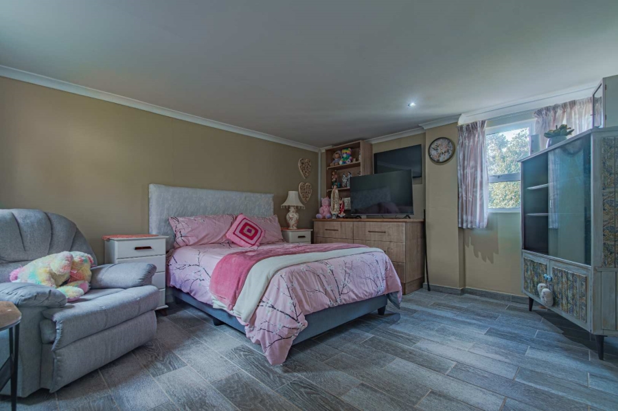 8 Bedroom Property for Sale in Kloof KwaZulu-Natal