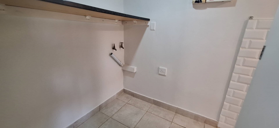 To Let 2 Bedroom Property for Rent in Crestview KwaZulu-Natal