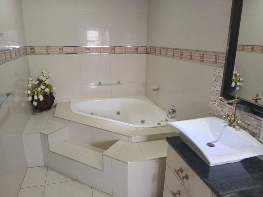 6 Bedroom Property for Sale in Meer En See KwaZulu-Natal