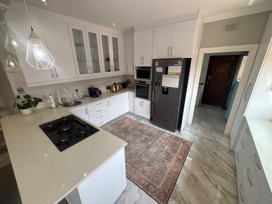 To Let 3 Bedroom Property for Rent in Kloof KwaZulu-Natal
