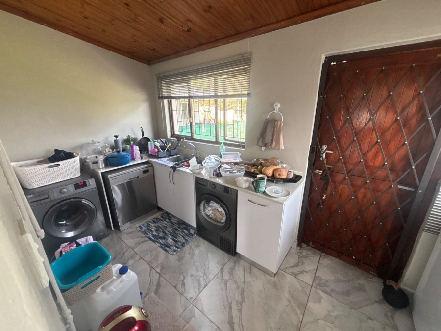 To Let 3 Bedroom Property for Rent in Kloof KwaZulu-Natal