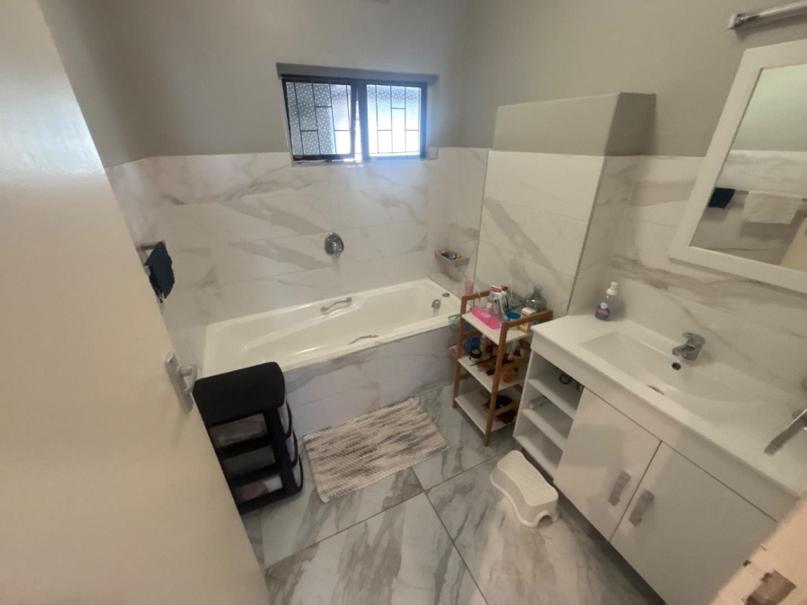 To Let 3 Bedroom Property for Rent in Kloof KwaZulu-Natal