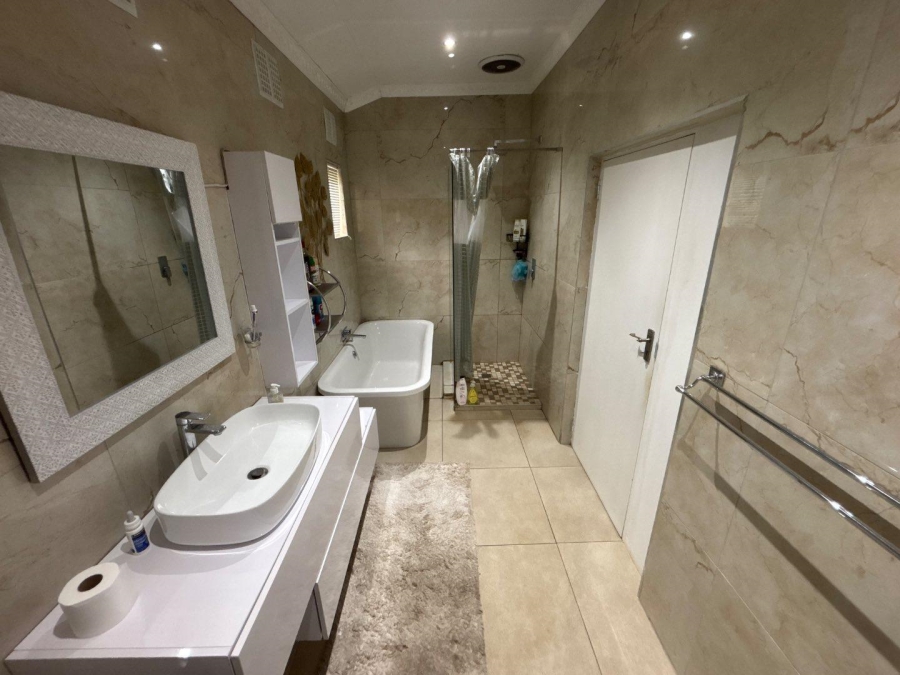 5 Bedroom Property for Sale in Dawncliffe KwaZulu-Natal