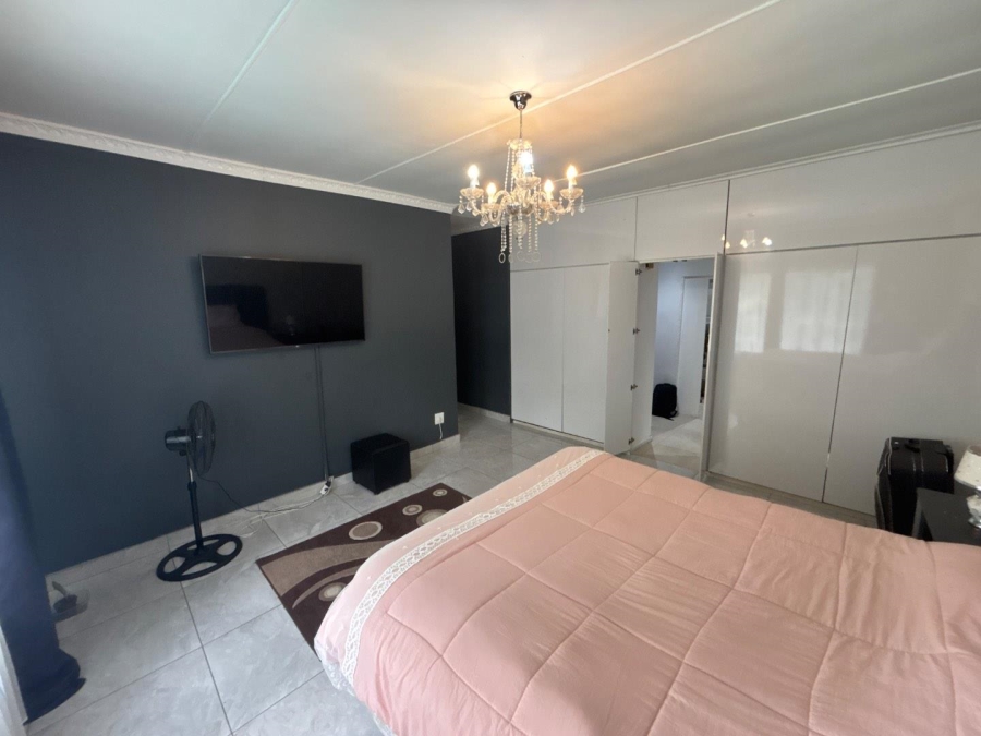 5 Bedroom Property for Sale in Dawncliffe KwaZulu-Natal