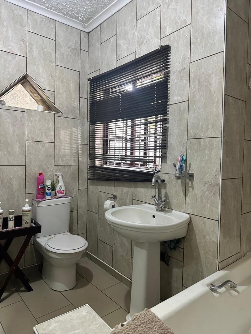 5 Bedroom Property for Sale in Richem KwaZulu-Natal