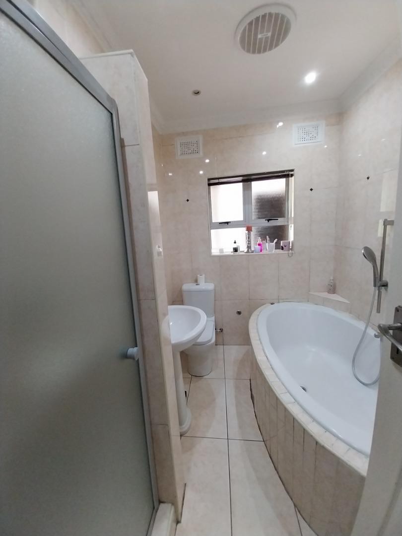 To Let 4 Bedroom Property for Rent in Malvern KwaZulu-Natal