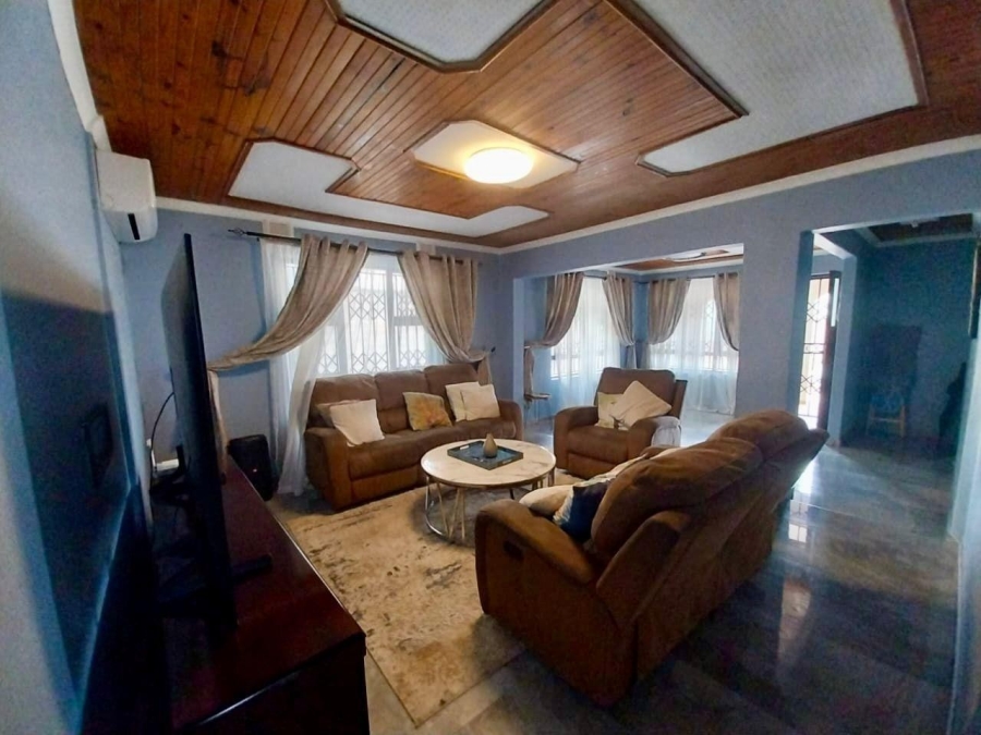 5 Bedroom Property for Sale in Umlazi KwaZulu-Natal