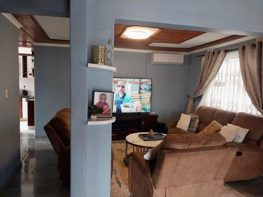 5 Bedroom Property for Sale in Umlazi KwaZulu-Natal