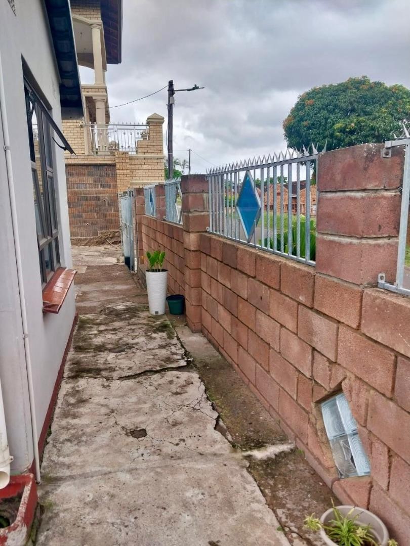 5 Bedroom Property for Sale in Umlazi KwaZulu-Natal