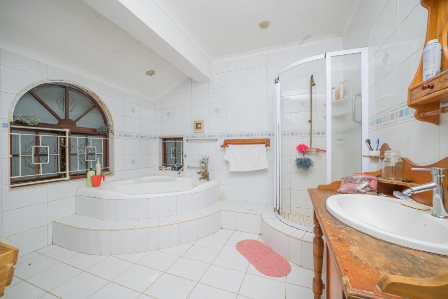 6 Bedroom Property for Sale in Kloof KwaZulu-Natal