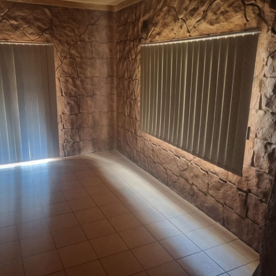 4 Bedroom Property for Sale in Risecliff KwaZulu-Natal