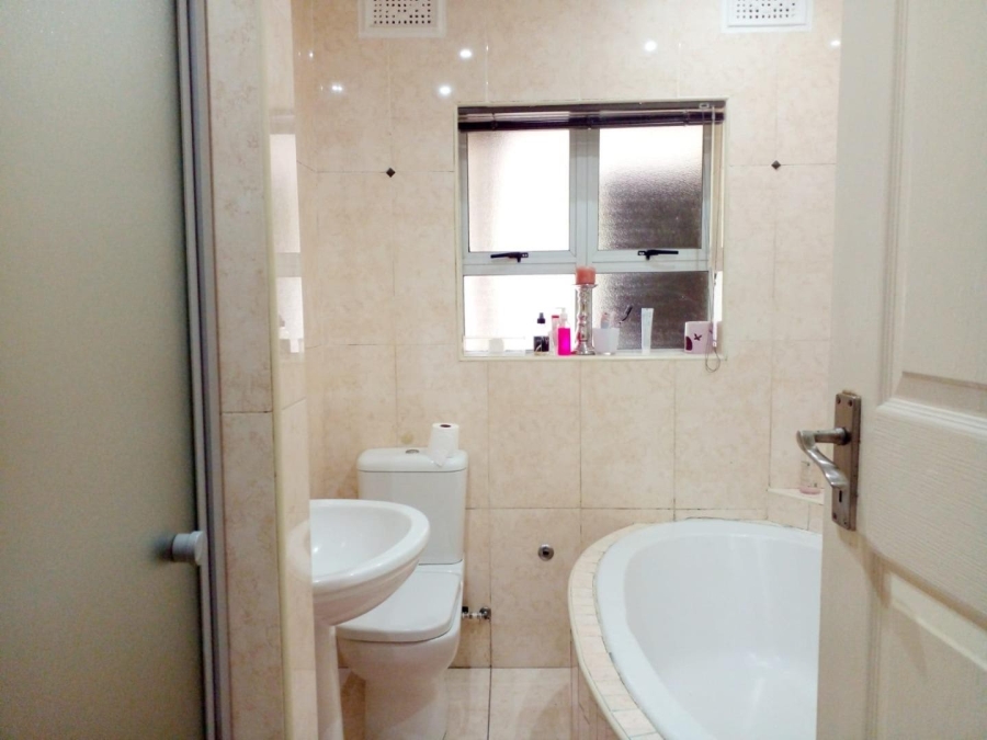 To Let 4 Bedroom Property for Rent in Malvern KwaZulu-Natal