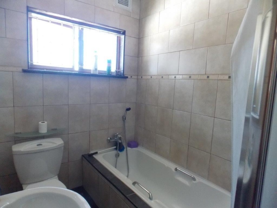 5 Bedroom Property for Sale in Kharwastan KwaZulu-Natal
