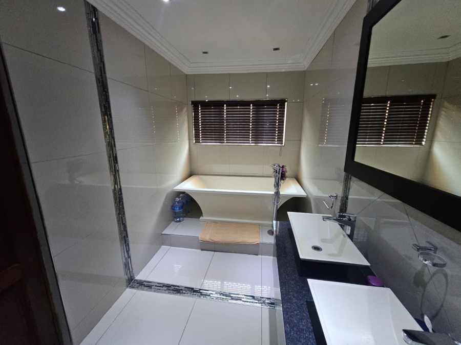 3 Bedroom Property for Sale in Amanzimtoti KwaZulu-Natal