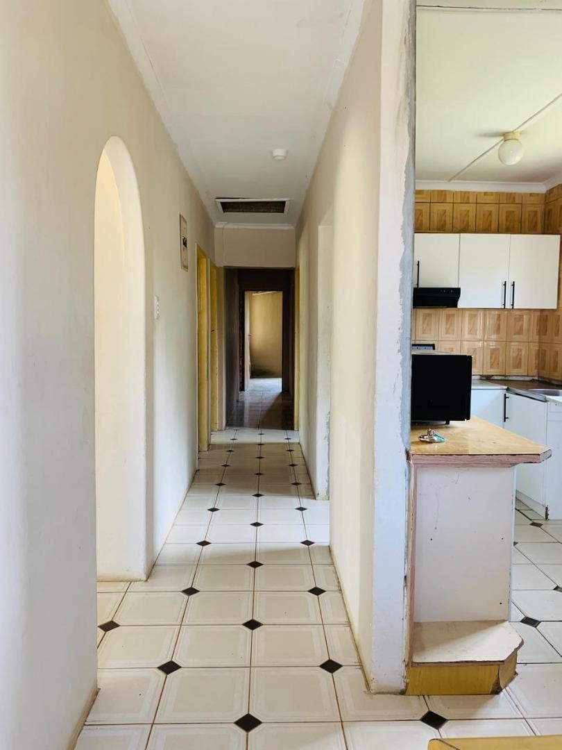 5 Bedroom Property for Sale in Umlazi KwaZulu-Natal