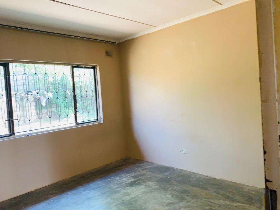 5 Bedroom Property for Sale in Umlazi KwaZulu-Natal