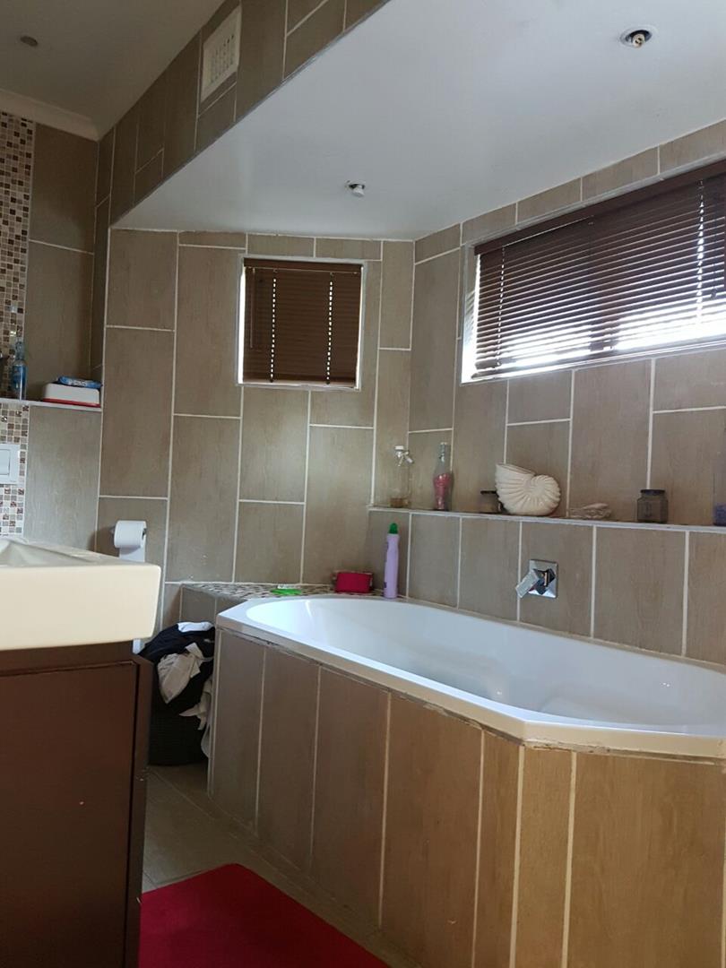 To Let 4 Bedroom Property for Rent in Cowies Hill KwaZulu-Natal