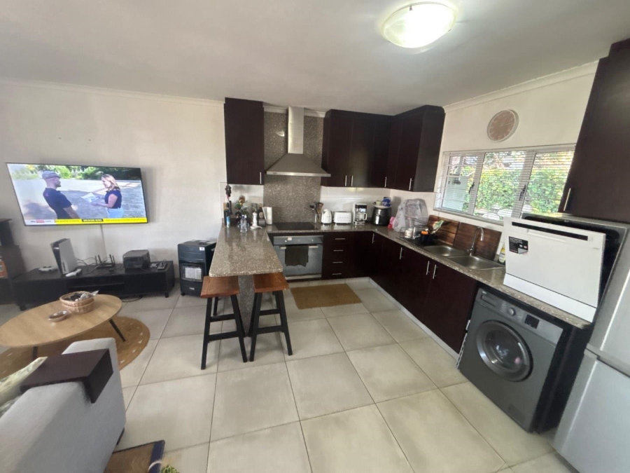 To Let 2 Bedroom Property for Rent in Kloof KwaZulu-Natal