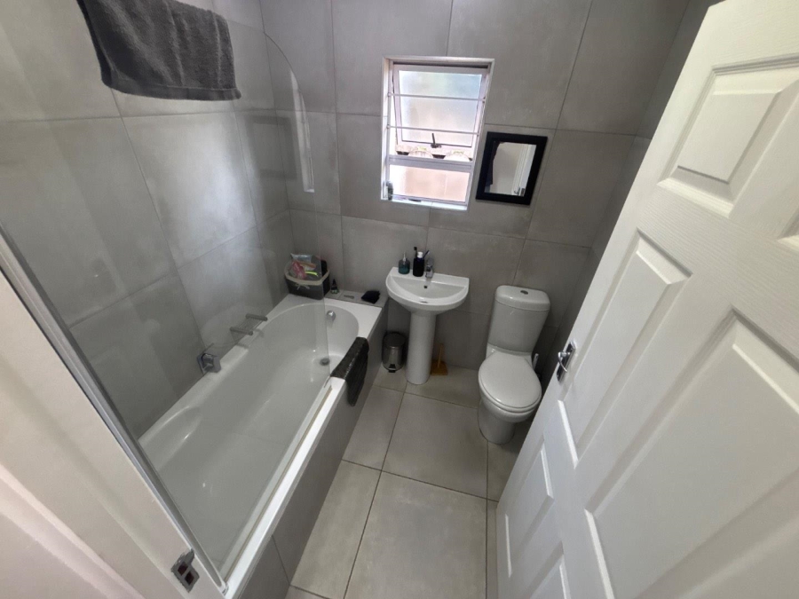 To Let 2 Bedroom Property for Rent in Kloof KwaZulu-Natal