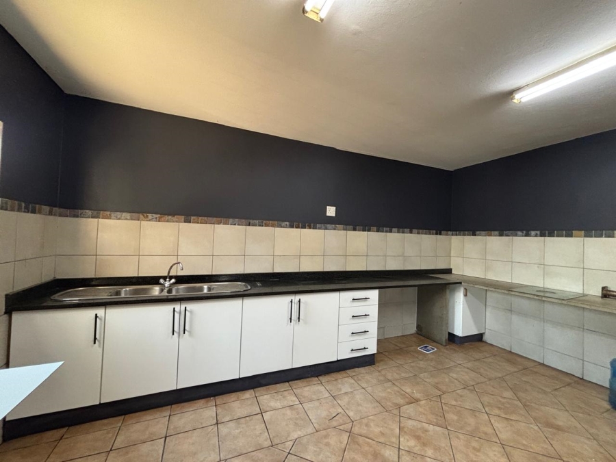 To Let Commercial Property for Rent in Mahogany Ridge KwaZulu-Natal