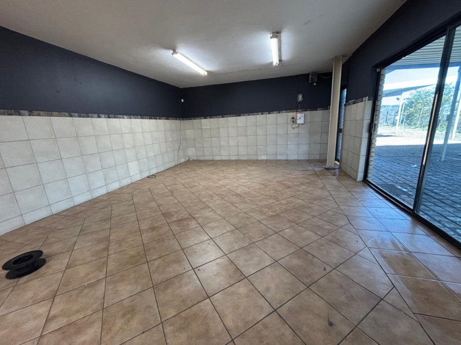 To Let Commercial Property for Rent in Mahogany Ridge KwaZulu-Natal
