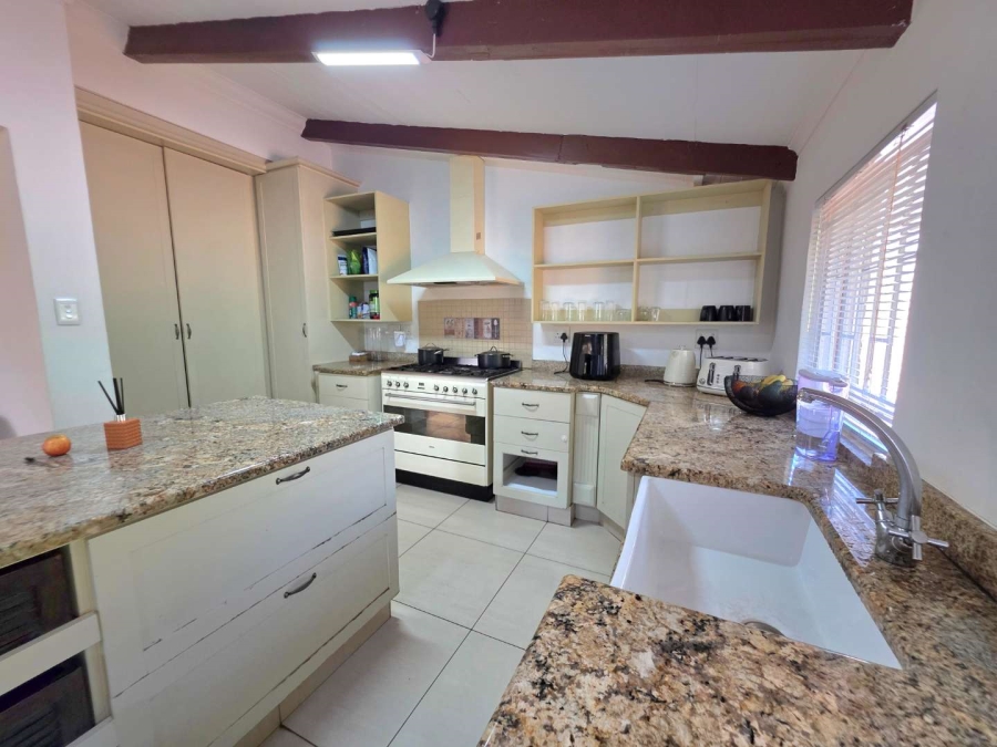 To Let 4 Bedroom Property for Rent in Kloof KwaZulu-Natal