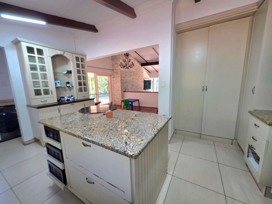 To Let 4 Bedroom Property for Rent in Kloof KwaZulu-Natal