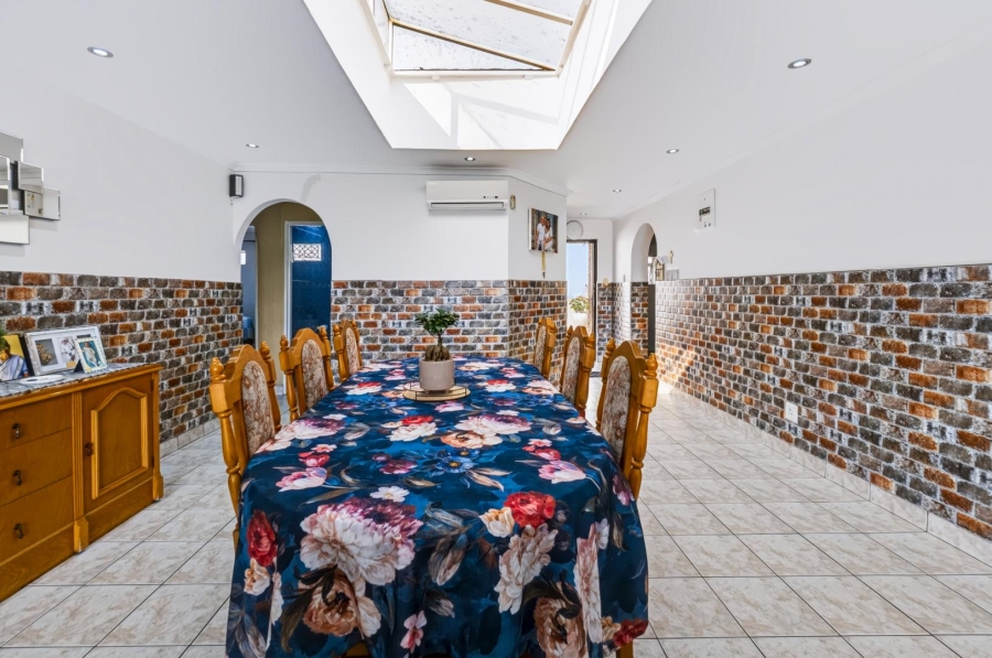 6 Bedroom Property for Sale in Lotus Park KwaZulu-Natal
