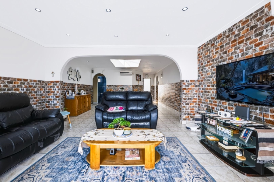 6 Bedroom Property for Sale in Lotus Park KwaZulu-Natal