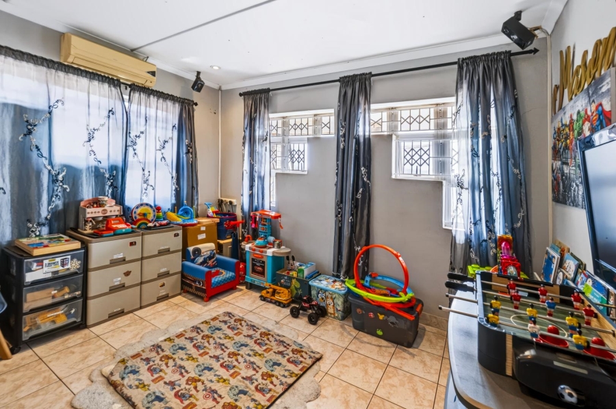 6 Bedroom Property for Sale in Lotus Park KwaZulu-Natal