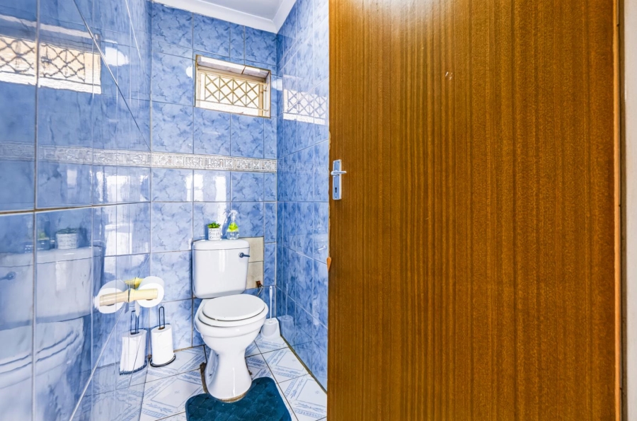6 Bedroom Property for Sale in Lotus Park KwaZulu-Natal