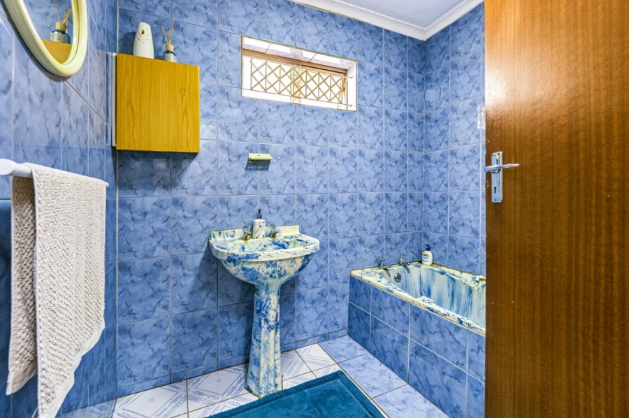 6 Bedroom Property for Sale in Lotus Park KwaZulu-Natal