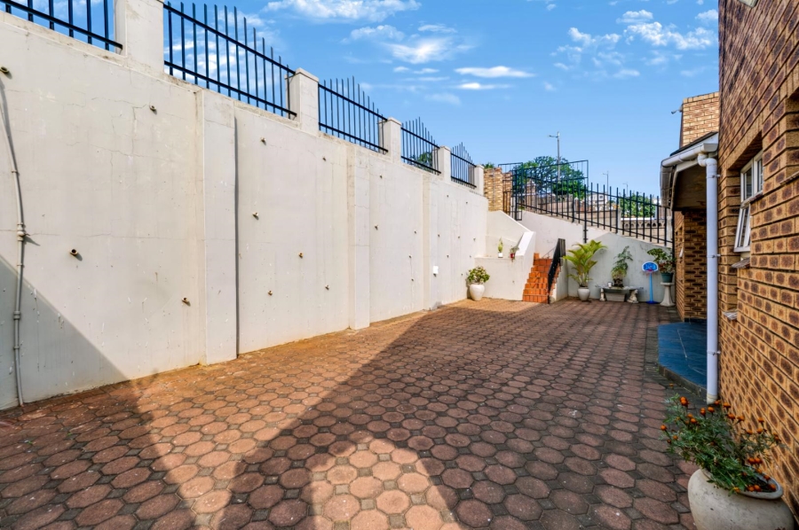 6 Bedroom Property for Sale in Lotus Park KwaZulu-Natal