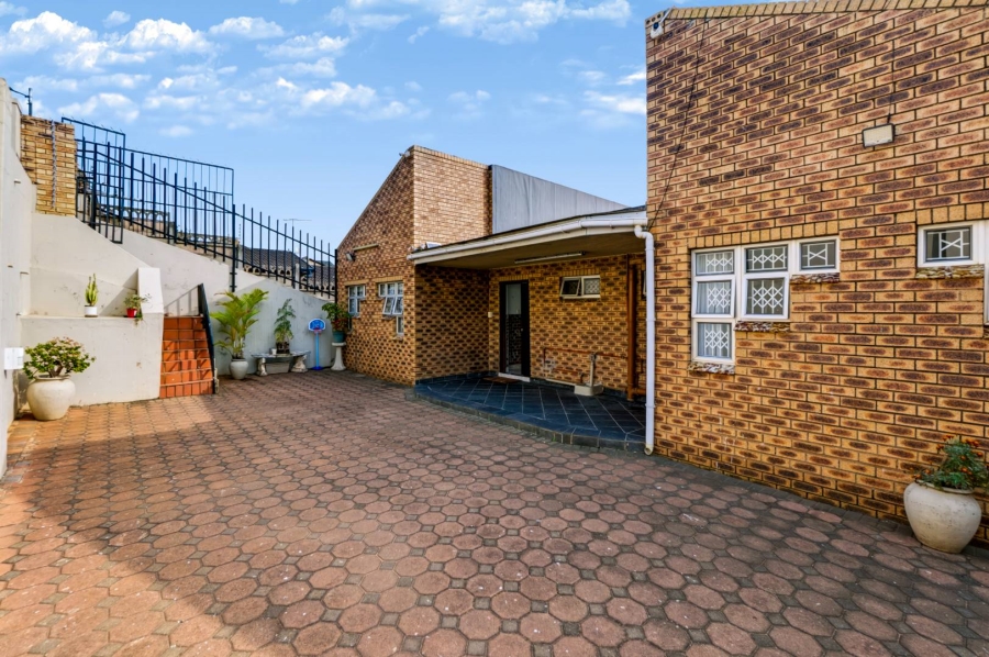 6 Bedroom Property for Sale in Lotus Park KwaZulu-Natal