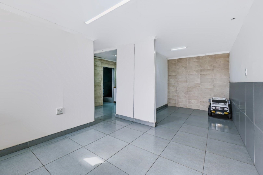 6 Bedroom Property for Sale in Lotus Park KwaZulu-Natal