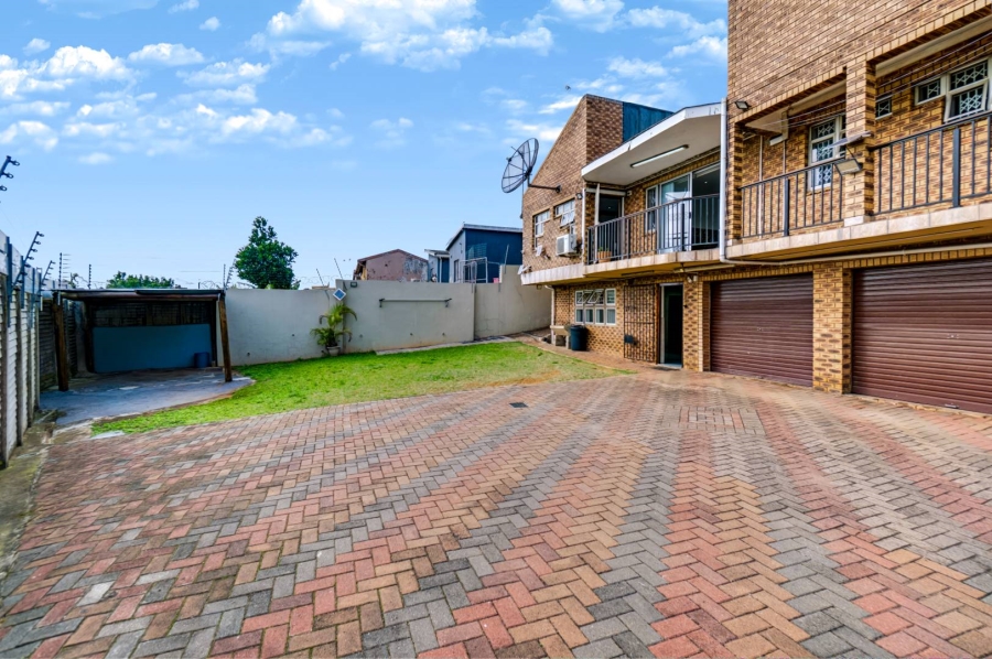 6 Bedroom Property for Sale in Lotus Park KwaZulu-Natal