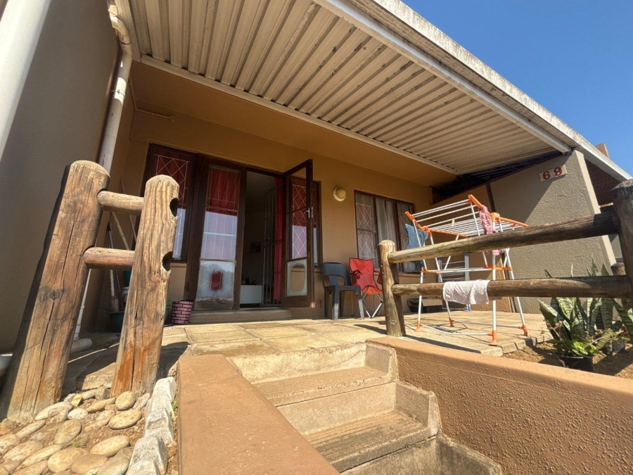 To Let 1 Bedroom Property for Rent in Queensburgh KwaZulu-Natal