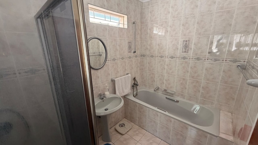 5 Bedroom Property for Sale in Drakensview KwaZulu-Natal
