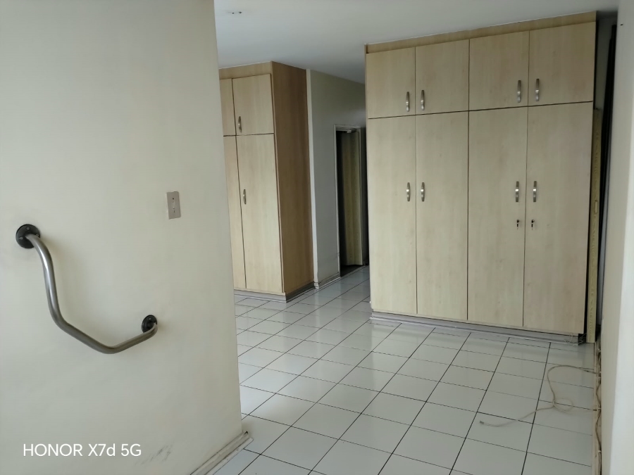 1 Bedroom Property for Sale in Essenwood KwaZulu-Natal