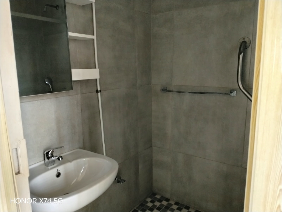 1 Bedroom Property for Sale in Essenwood KwaZulu-Natal