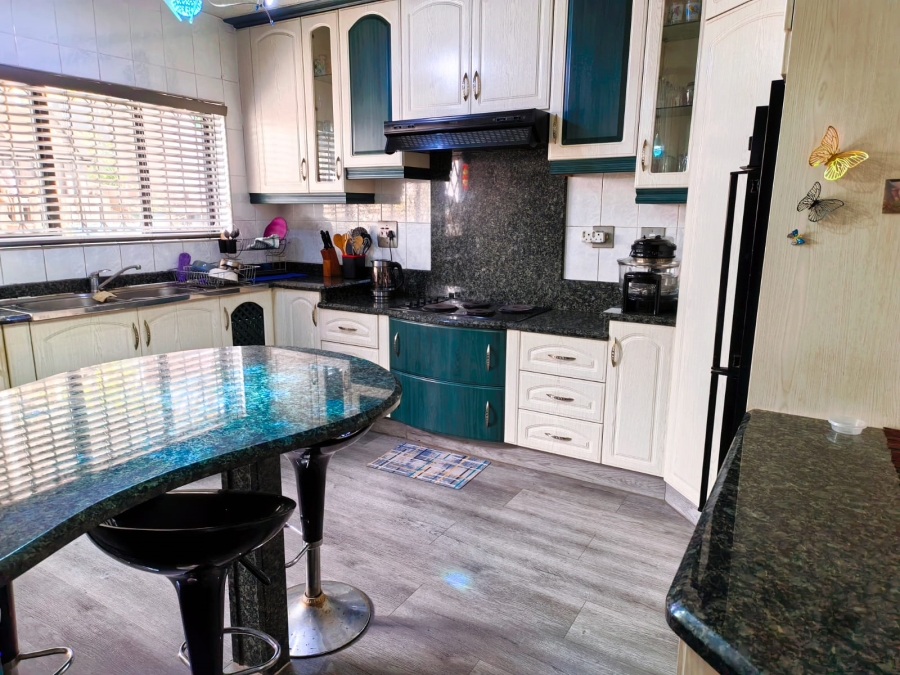 6 Bedroom Property for Sale in Kharwastan KwaZulu-Natal