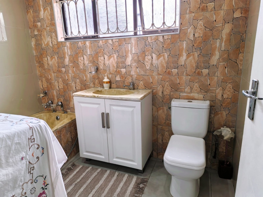 6 Bedroom Property for Sale in Kharwastan KwaZulu-Natal